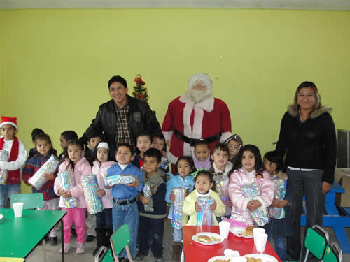 Entrega Bocanegra regalo navideño a niños